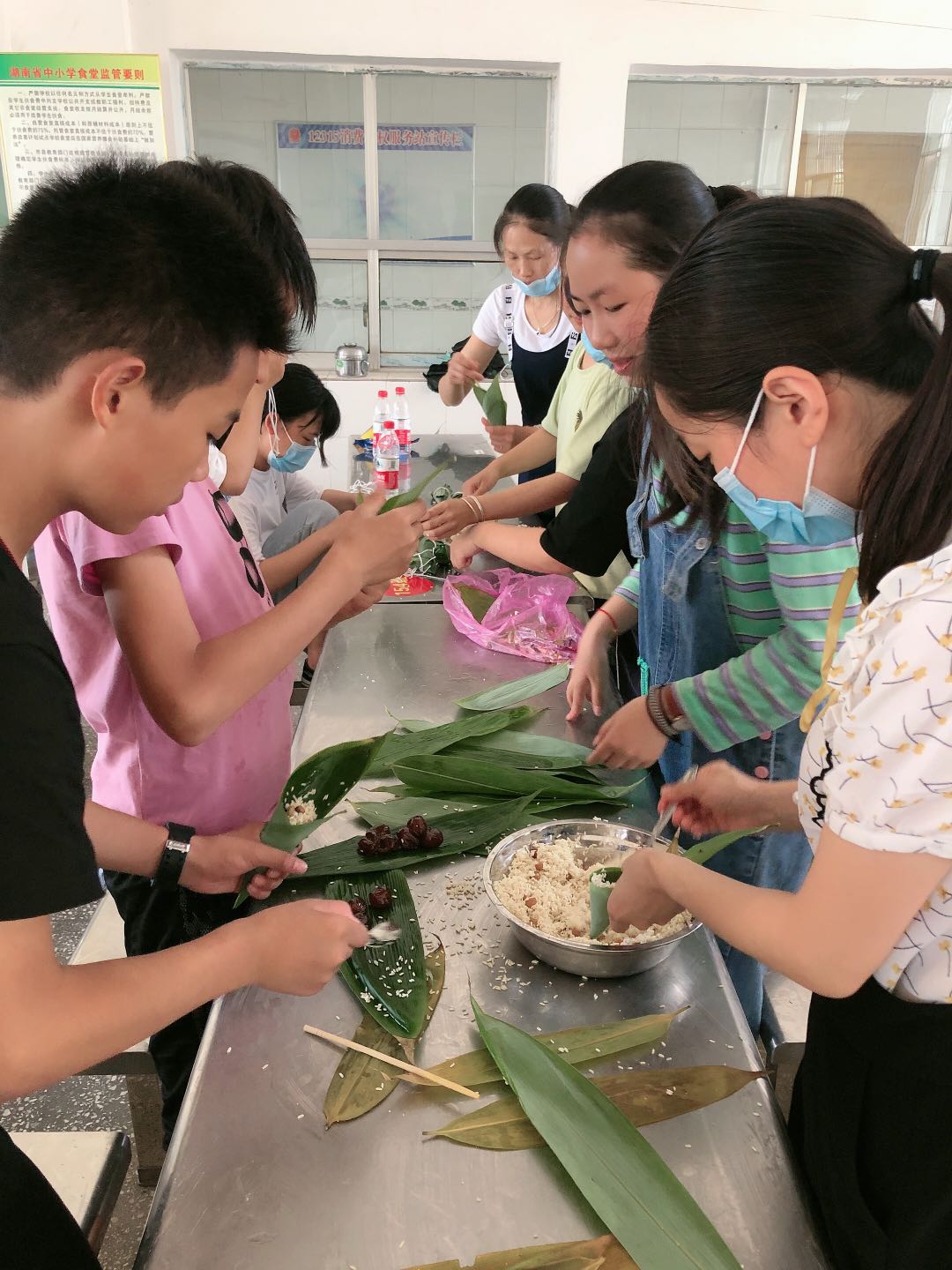 下花桥镇中学师生,家长一起包粽子,传承中华传统文化