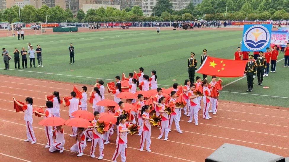 年中小学生石齐杯田径运动会在邵阳县石齐学校迎来了盛大的开幕式
